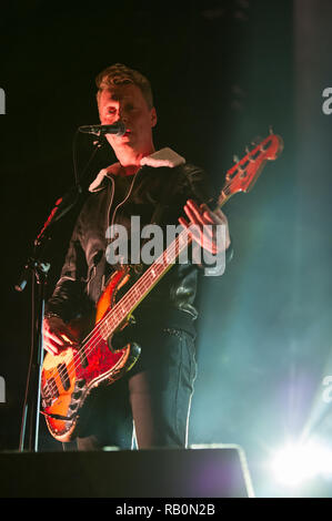 Bass Player - Dougie Payne da Fran Healy's band Travis suona presso il SSE Idro in Glasgow, UK. Il 21 Dicembre 2018 Foto Stock