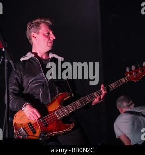 Bass Player - Dougie Payne da Fran Healy's band Travis suona presso il SSE Idro in Glasgow, UK. Il 21 Dicembre 2018 Foto Stock