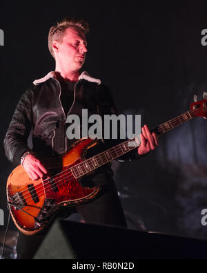 Bass Player - Dougie Payne da Fran Healy's band Travis suona presso il SSE Idro in Glasgow, UK. Il 21 Dicembre 2018 Foto Stock