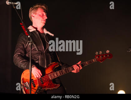 Bass Player - Dougie Payne da Fran Healy's band Travis suona presso il SSE Idro in Glasgow, UK. Il 21 Dicembre 2018 Foto Stock