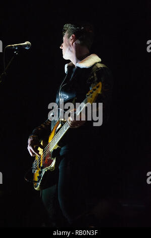 Bass Player - Dougie Payne da Fran Healy's band Travis suona presso il SSE Idro in Glasgow, UK. Il 21 Dicembre 2018 Foto Stock