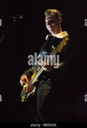 Bass Player - Dougie Payne da Fran Healy's band Travis suona presso il SSE Idro in Glasgow, UK. Il 21 Dicembre 2018 Foto Stock