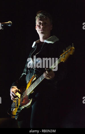 Bass Player - Dougie Payne da Fran Healy's band Travis suona presso il SSE Idro in Glasgow, UK. Il 21 Dicembre 2018 Foto Stock