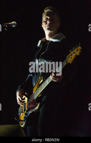 Bass Player - Dougie Payne da Fran Healy's band Travis suona presso il SSE Idro in Glasgow, UK. Il 21 Dicembre 2018 Foto Stock