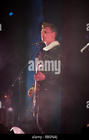 Bass Player - Dougie Payne da Fran Healy's band Travis suona presso il SSE Idro in Glasgow, UK. Il 21 Dicembre 2018 Foto Stock