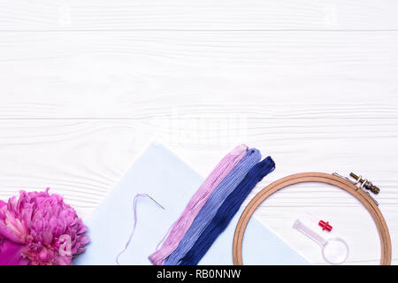 Ricamo di un fiore su un cerchio rotondo su un sfondo bianco Foto stock -  Alamy
