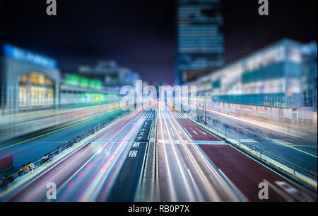 Asia Business concept per il settore immobiliare e costruzione aziendale - vista notturna di Shinjuku con la folla di persone e di traffico, a Tokyo, Giappone. (Word su roa Foto Stock