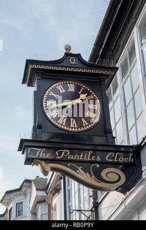 TUNBRIDGE WELLS, KENT/UK - Gennaio 4 : vista del famoso orologio Pantiles a Royal Tunbridge Wells il 4 gennaio 2019 Foto Stock