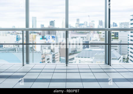 Asia Business concept per il settore immobiliare e costruzione aziendale - Finestra di ufficio con lo skyline della città in Shibuya, Tokyo, Giappone Foto Stock