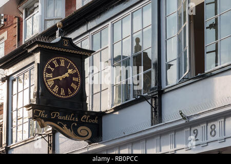 TUNBRIDGE WELLS, KENT/UK - Gennaio 4 : vista del famoso orologio Pantiles a Royal Tunbridge Wells il 4 gennaio 2019 Foto Stock