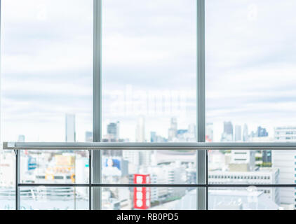 Asia Business concept per il settore immobiliare e costruzione aziendale - Finestra di ufficio con lo skyline della città in Shibuya, Tokyo, Giappone Foto Stock