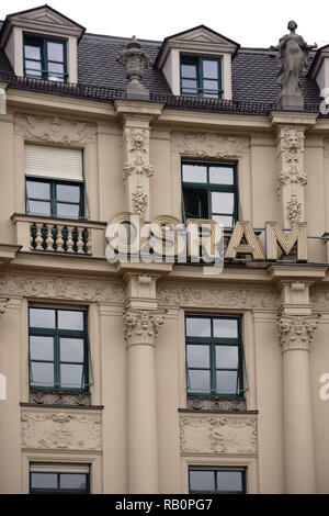 Monaco di Baviera, Germania - 29 Giugno 2018: Il logo della società Osram un produttore di bulbi in un edificio storico nel centro storico il 29 giugno 2018 a Monaco di Baviera. Foto Stock