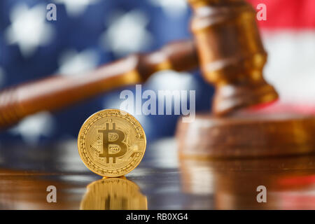 Bitcoin e giudice martello sulla bandiera degli Stati Uniti sullo sfondo. Foto Stock
