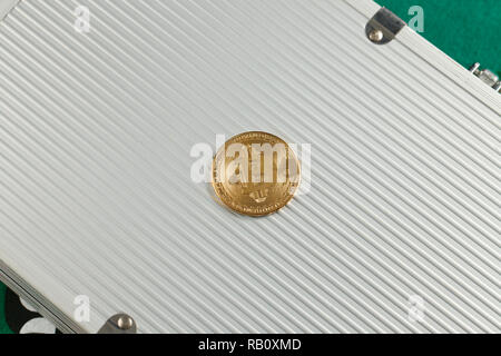 Bitcoin sulla valigetta in alluminio texture Foto Stock