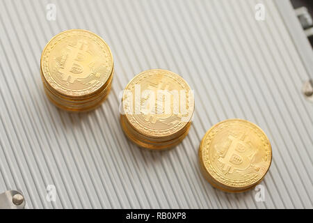 Bitcoin sulla valigetta in alluminio texture Foto Stock