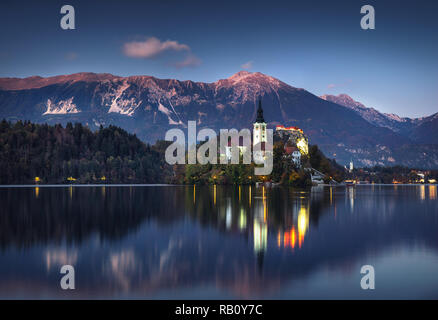 Il lago di Bled con San Marys chiesa dell Assunzione sulla piccola isola; Bled, Slovenia, l'Europa. Foto Stock