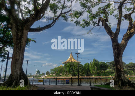 La Darul Hana ponte situato nel fiume di Kuching Waterfront Foto Stock