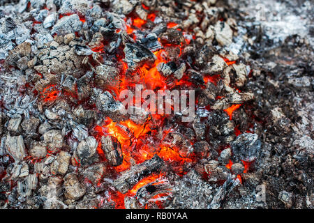 Sfondo di attivamente braci e carboni ardenti di fuoco. Foto Stock