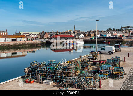 Arbroath Porto di Angus Scozia in una giornata di sole con gli attrezzi da pesca e le imbarcazioni da diporto ormeggiate e riflettendo in acqua Foto Stock