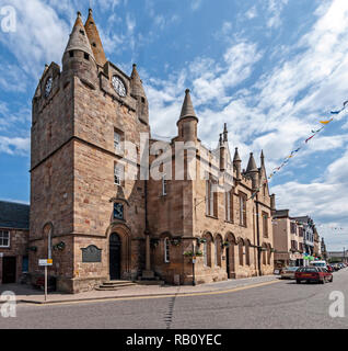 Tain Tolbooth nella High Street di Tain Easter Ross Highland scozzesi con Tain Sheriff Court dietro Foto Stock