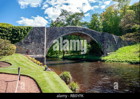 Brigantino medievale O'Doon ponte che attraversa il fiume Doon presso il Burns National Heritage Park Alloway in Scozia Foto Stock