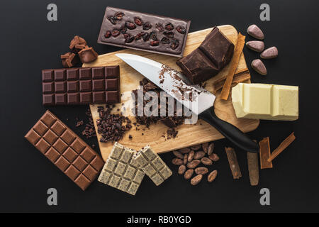 Il cioccolato artigianale di caramelle su un tavolo da cucina. Foto Stock