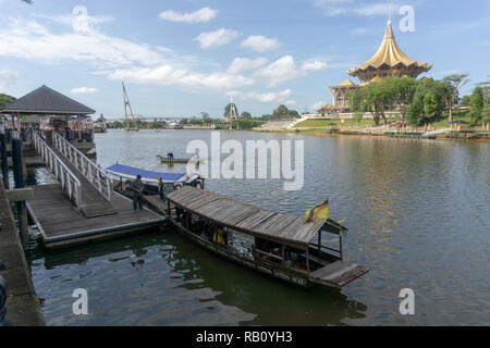 La Darul Hana ponte situato nel fiume di Kuching Waterfront Foto Stock