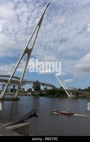 La Darul Hana ponte situato nel fiume di Kuching Waterfront Foto Stock