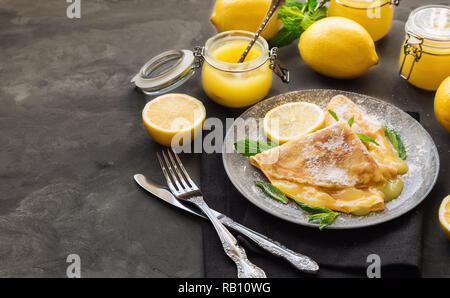 Freschi Fatti in casa crepes al limone cagliata sul cemento grigio Sfondo. Messa a fuoco selettiva. Foto Stock