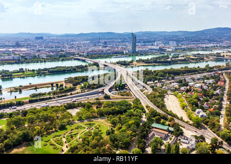Vienna autostrade e ponti sul Danubio, vista aerea Foto Stock
