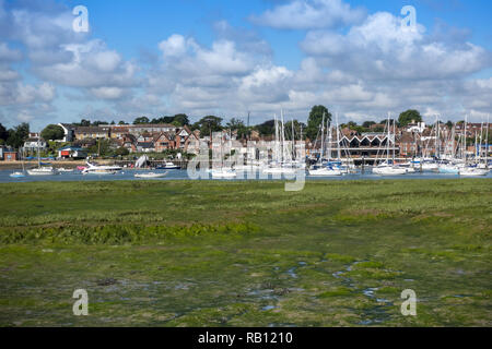 Barche ormeggiate sul fiume Hammle con Hammle Rice in lontananza situato vicino a Southampton, Hampshire, Inghilterra, Regno Unito Foto Stock