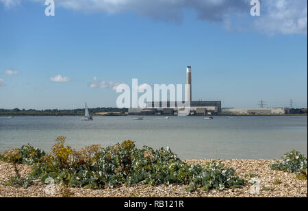 Vista da Halble Common Beach attraverso il Solent (Southampton Water) verso Fawley Refinery e Power Station a Southampton, Hampshire, Inghilterra, Regno Unito Foto Stock