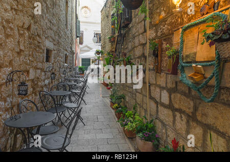 Cafe tavoli e sedie fuori nella vecchia strada accogliente in Split, Dalmazia, Croazia Foto Stock