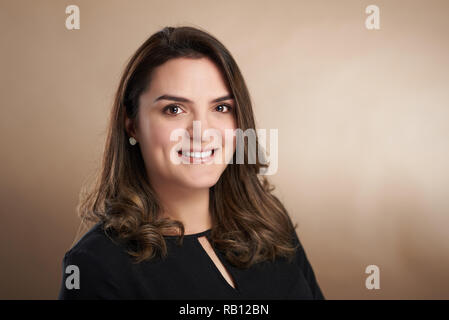 Headshot Ritratto di giovane donna in abito di business Foto Stock