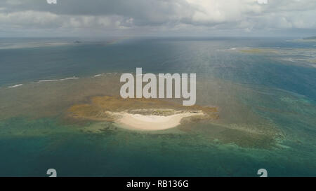 Isola tropicale con spiaggia di sabbia bianca. Vista aerea del coccodrillo di sabbia isola con colorati reef. Santa Ana Seascape, oceano e una bellissima spiaggia. Filippine. Concetto di viaggio. Foto Stock