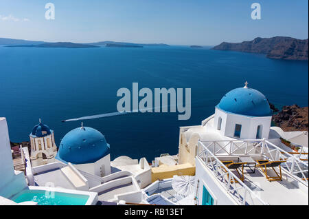 Vista mare da Oia Santorini Grecia con cupole e case bianche Foto Stock