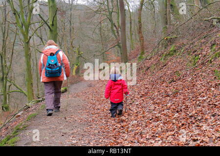 Una nonna e grand figlia facendo una passeggiata attraverso il bosco a Hardcastle Balze di Hebden Bridge,West Yorkshire Foto Stock