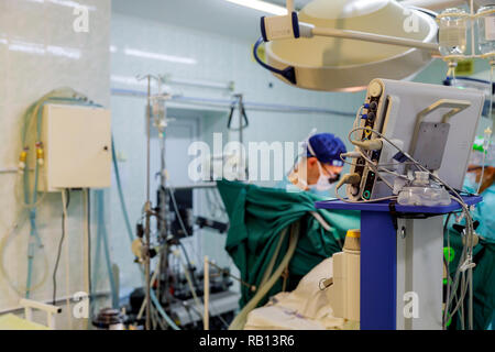 Ambulatorio medico in chirurgia per interventi con gli strumenti di chirurgia in chirurgo chirurgia operazione facendo chirurgia invasiva per aprire il cuore Foto Stock