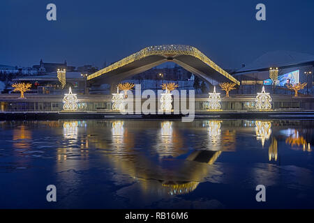 = decorate Pier e passando il Ponte dei Zaryadye Park in mattinata al crepuscolo = vista dal terrapieno Raushskaya Moskva-Reka di Mosca (Fiume) sul molo Foto Stock