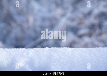 Natale sfondo inverno con neve e sfocata bokeh di fondo Foto Stock