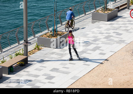 DUBAI, Emirati Arabi Uniti - Ottobre, 2018:La passeggiata di Marina con i grattacieli Foto Stock