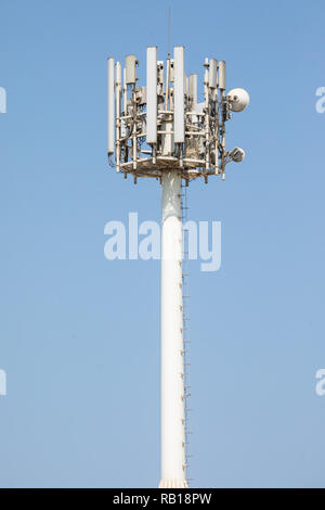 DUBAI, Emirati Arabi Uniti - Ottobre 2018: telefono cellulare antenne in Dubai EMIRATI ARABI UNITI Foto Stock