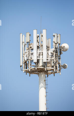 DUBAI, Emirati Arabi Uniti - Ottobre 2018: telefono cellulare antenne in Dubai EMIRATI ARABI UNITI Foto Stock