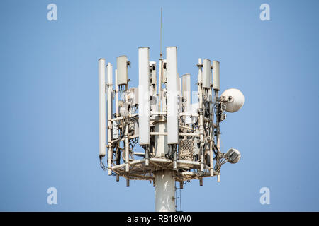 DUBAI, Emirati Arabi Uniti - Ottobre 2018: telefono cellulare antenne in Dubai EMIRATI ARABI UNITI Foto Stock