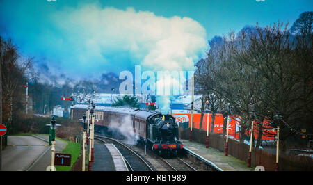 Un treno a vapore che tira in Ramsbottom Stazione, Greater Manchester sulla East Lancashire linea ferroviaria. Foto Stock