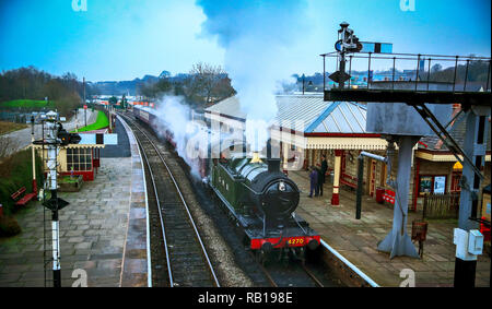 Un treno a vapore che tira in Ramsbottom Stazione, Greater Manchester sulla East Lancashire linea ferroviaria. Foto Stock