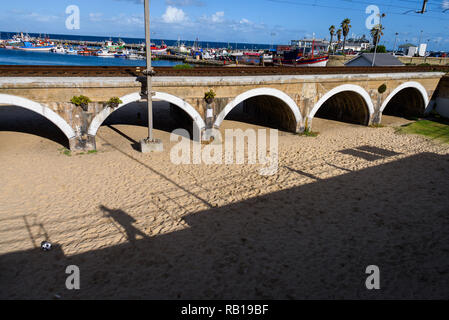 Il Cape Town-Simonstown ferroviaria costiera passa vicino a harbor Kalk Bay lungo la Penisola del Capo, in Sud Africa Foto Stock