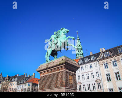 COPENHAGEN, Danimarca-aprile 11, 2016: la statua equestre di Absalon da Vilhelm Bissen e Martin Nyrop Foto Stock