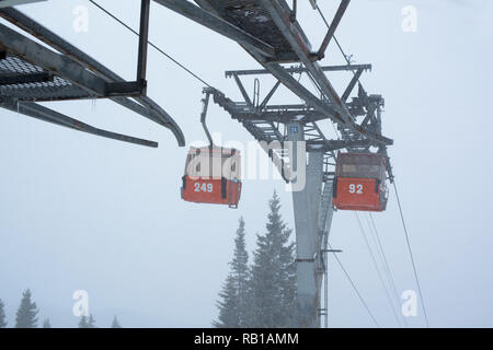 Due vuoto ski-lift cabine e ski-lift instalation Foto Stock