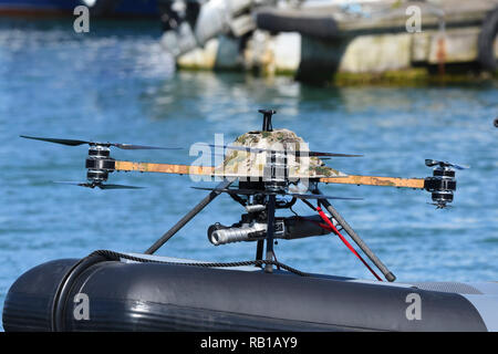 Barca militare dotato di un combattimento militare fuco in fase di test in un fiume nel Regno Unito. La barca è stata progettata da Mike Anello del Ring Powercraft. Foto Stock